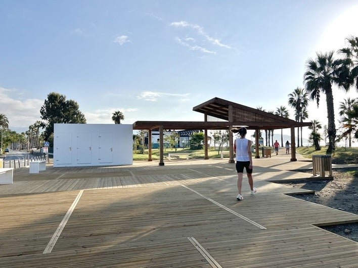 Motril impulsa la transformación de Playa de Poniente con nuevos módulos y un plan de asfaltado
